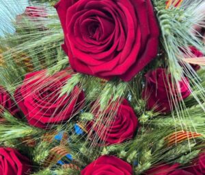 Detall d'un ram de roses i espigues per il·lustrar la campanya de regal d'una rosa de sant jordi amb cada compra a El Formiguer
