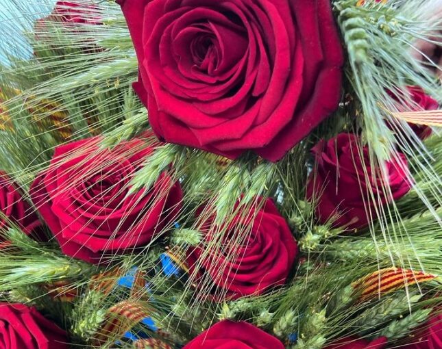 Detall d'un ram de roses i espigues per il·lustrar la campanya de regal d'una rosa de sant jordi amb cada compra a El Formiguer