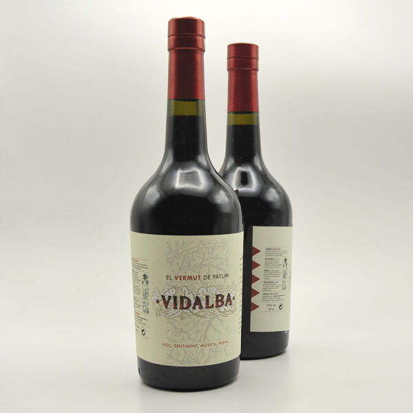 Dos botellas de vermú Vidalba, el vermú de la Patum, que puedes encontrar en la tienda de la Patum en El Formiguer