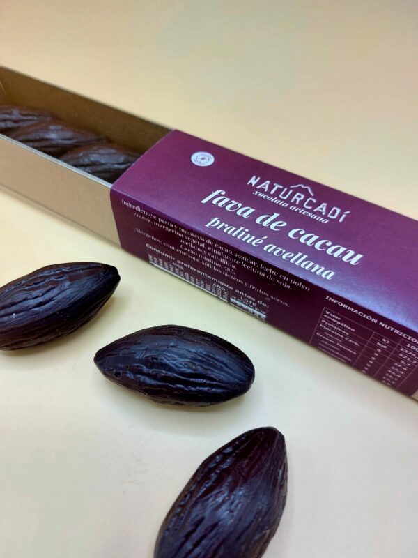 Bombons amb forma de fava de cacau de xocolata negra de Natur Cadí. Disponible a El Formiguer, el centre comercial online del Berguedà.