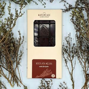 Xocolata negra amb farigola de Natur Cadí. Disponible a El Formiguer, el centre comercial online del Berguedà.