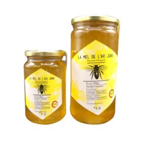 Dos pots de La mel de l'avi joan, en dos mides, amb una mel molt clareta, característica de la mel de romaní. És mel elaborada al Berguedà i pots comprar-la al Formiguer, el centre comercial online del Berguedà.