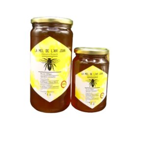Dos pots de La mel de l'avi joan, en dos mides, amb una mel molt vermellosa, característica de la mel de mil flors. És mel elaborada al Berguedà i pots comprar-la al Formiguer, el centre comercial online del Berguedà.
