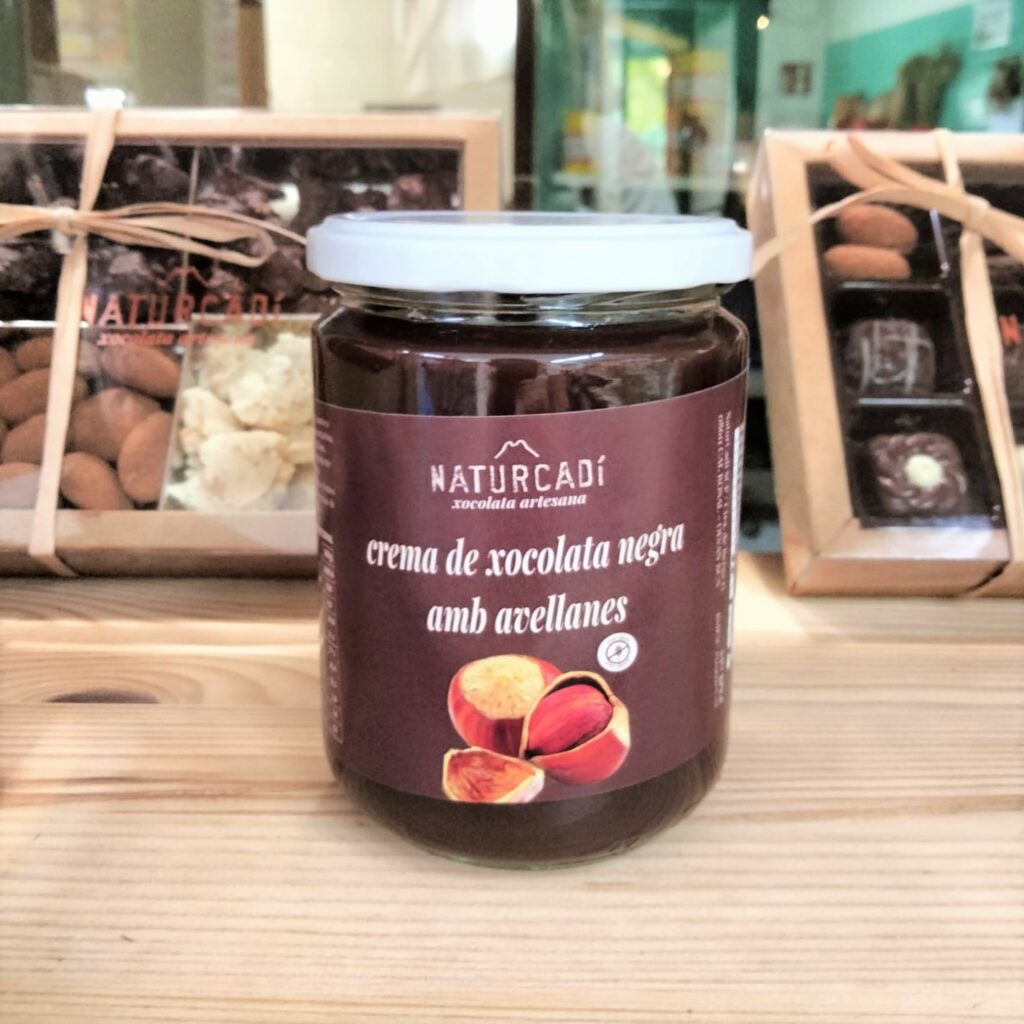 Pot de 440g de crema de xocolata negra i avellanes de NaturCadí