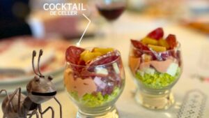 La nostra formigueta Mel et presenta dues copes amb l'amanida cocktail celler de Casa Fígols, un aperitiu que sorprendrà els teus convidats i que pots fer amb la llonganissa Celler d'Embotits Casa Fígols, disponible a la nostra botiga online!