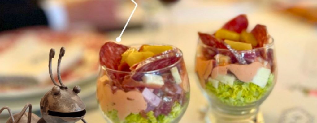 La nostra formigueta Mel et presenta dues copes amb l'amanida cocktail celler de Casa Fígols, un aperitiu que sorprendrà els teus convidats i que pots fer amb la llonganissa Celler d'Embotits Casa Fígols, disponible a la nostra botiga online!